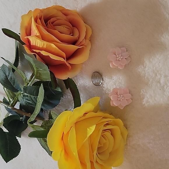 FASHION PINK FLOWER 🌸 EARRINGS WITH FAUX PEARL - Picture 5 of 5